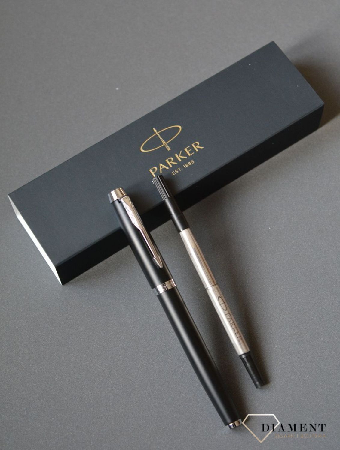 Pióro wieczne Parker Urban Core Muted Black CT (F) 1931592 Pióro 1931592. Proponujemy Państwu nowe możliwości personalizacji piór, długopisów i ołówków Parker oraz tabliczek pamiątkowych w kolorze srebra. Grawer laserowy to wyjątkowa i unika.jpg